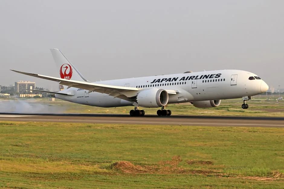 Japan Airlines Boeing 787-8 Dreamliner arriving at Kansai Airport from Los Angeles