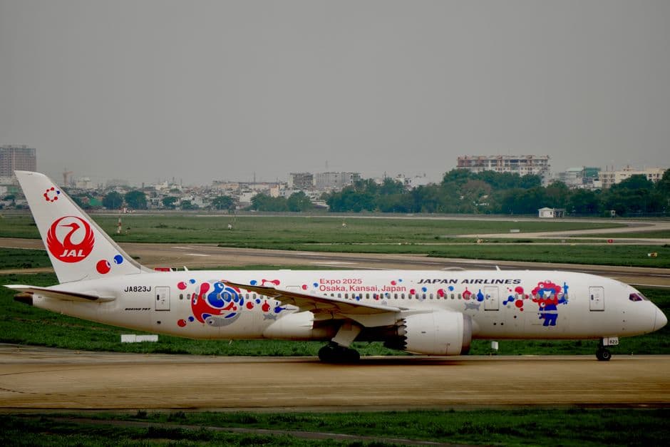 Japan Airlines Boeing 787-8 Dreamliner exterior in red and white crane livery at Kansai Airport
