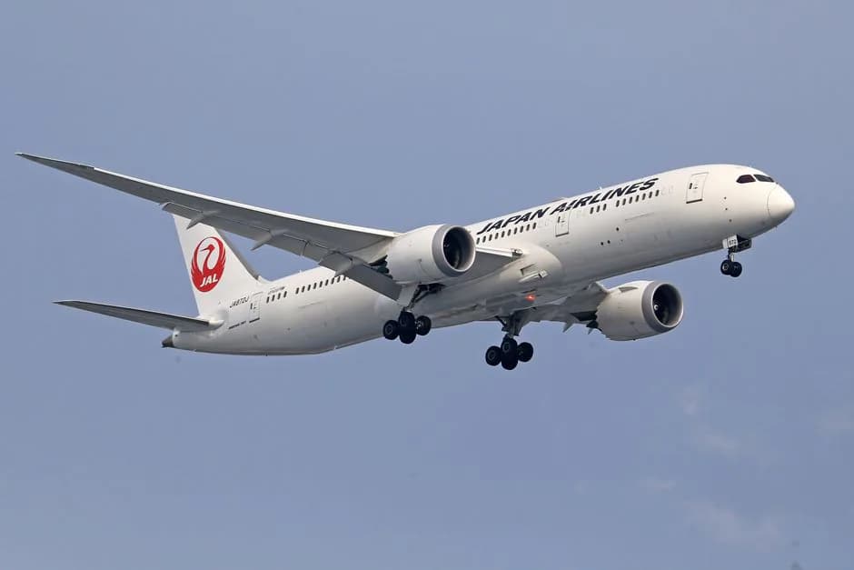 JAL Boeing 787-8 Dreamliner on approach, white and red livery