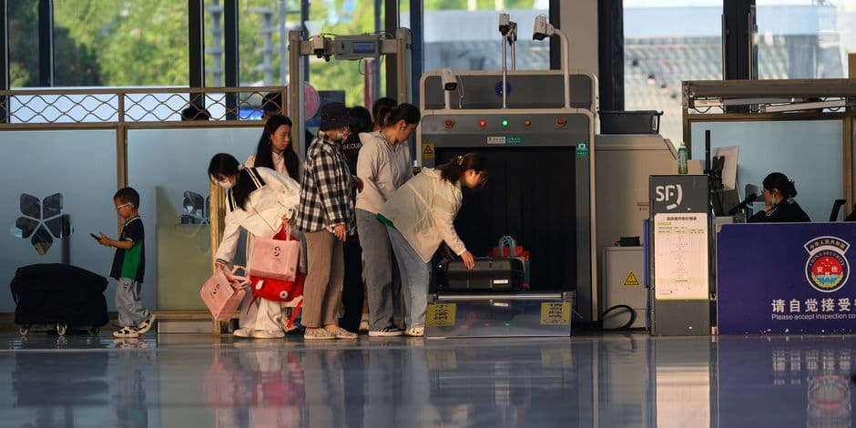 Airport security tray with laptop and liquids bag at CDG