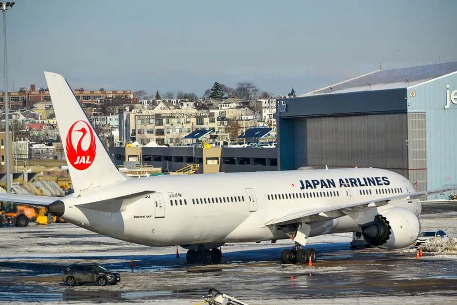 Japan Airlines Boeing 787-9 Dreamliner in JAL livery on the tarmac